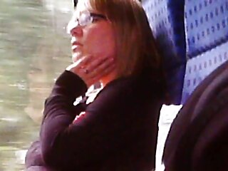 Mollige vrouw romantische seksfilm verbergt haar gezicht terwijl ze neukt voor de camera