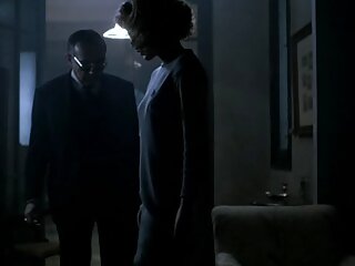 Sveta en haar man liggen nonchalant in hun woonflat en lange seksfilms hij vertelt hem dat zijn vriend langskomt