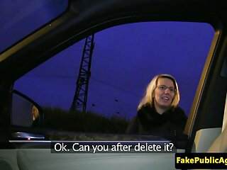 Petite en blonde Angel Smalls wordt in haar poesje geneukt door seksfilm gratis Henderson