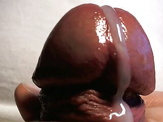 Rondborstige MILF verleidde de vriend van haar zoon en bereed zijn gratis lesbische seksfilms lul